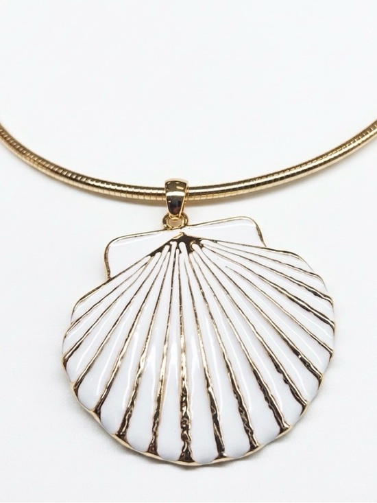 Piper K Jewelry - NWT ⚜️🐚⚜️ PIPER K Gold Tone Collar Necklace with Conch Shell Pendant